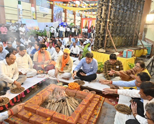 इफको फूलपुर संयंत्र में भगवान विश्वकर्मा की भव्य पूजा-अर्चना: अमरनाथ गुफा और हिम शिवलिंग की मनमोहक झांकी रही आकर्षण का केंद्र