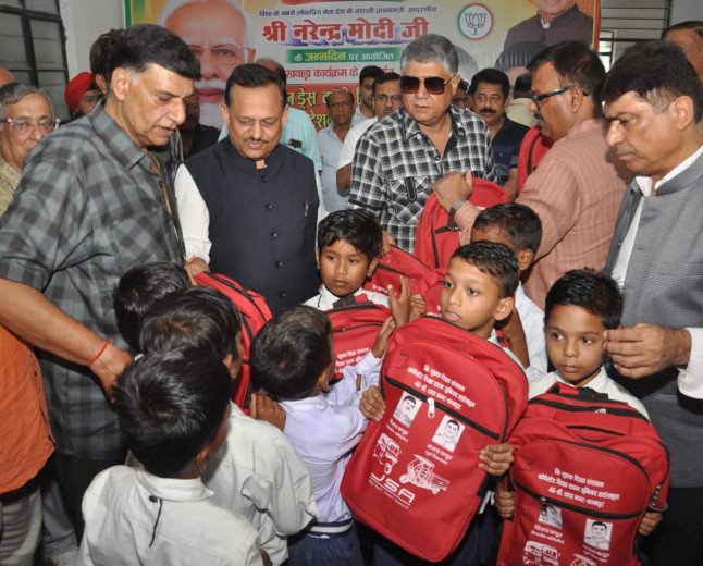 कानपुर: पीएम मोदी के जन्मदिन पर कोपोस्टेट शिक्षा सदन में 458 बच्चों को बांटी गई मुफ्त शिक्षा सामग्री