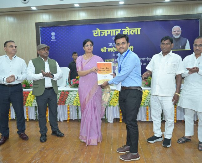 प्रयागराज में 20वां रोजगार मेला: केंद्रीय मंत्री अनुप्रिया पटेल ने 81 नवचयनितों को सौंपे नियुक्ति पत्र, 'विकसित भारत 2047' का दिया संदेश