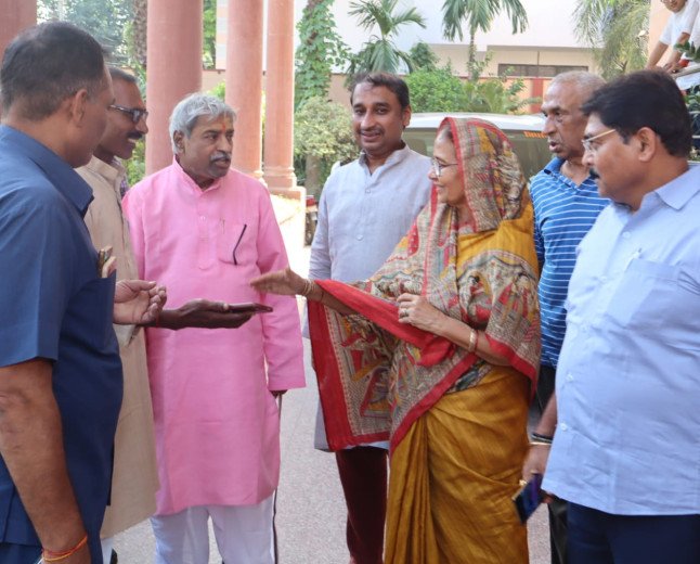 प्रयागराज पहुंचे भाजपा के वरिष्ठ नेता विनय कटियार: विधायक दीपक पटेल और पूर्व सांसद केशरी देवी से की शिष्टाचार भेंट