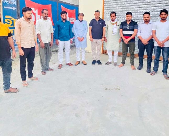 गोंडा कारोबारी हत्या: चरवा में कांग्रेसियों ने बांधी शोक सभा, अजय राय की गिरफ्तारी पर सरकार को घेरा