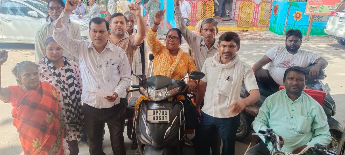 कानपुर में गर्जी राष्ट्रीय दिव्यांग पार्टी: स्थानांतरण सूची जारी करने को डीएम को सौंपा ज्ञापन, 12 अक्टूबर से लखनऊ में प्रदर्शन की चेतावनी