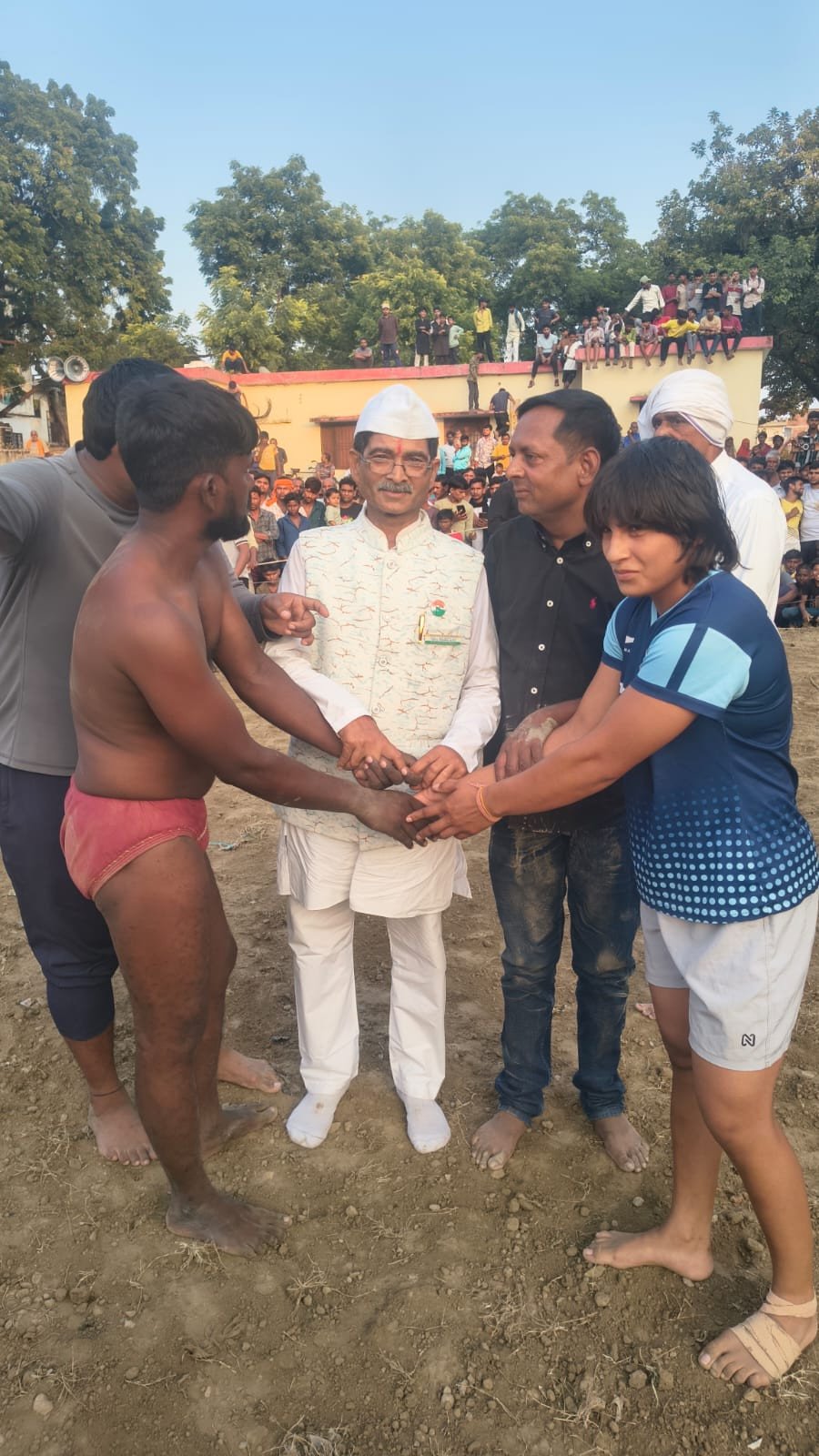 सैनी के मेला मैदान में गूंजा "जोर लगा के" का जोश: अखाड़े में उतरीं महिला पहलवान, देखने उमड़ी भीड़