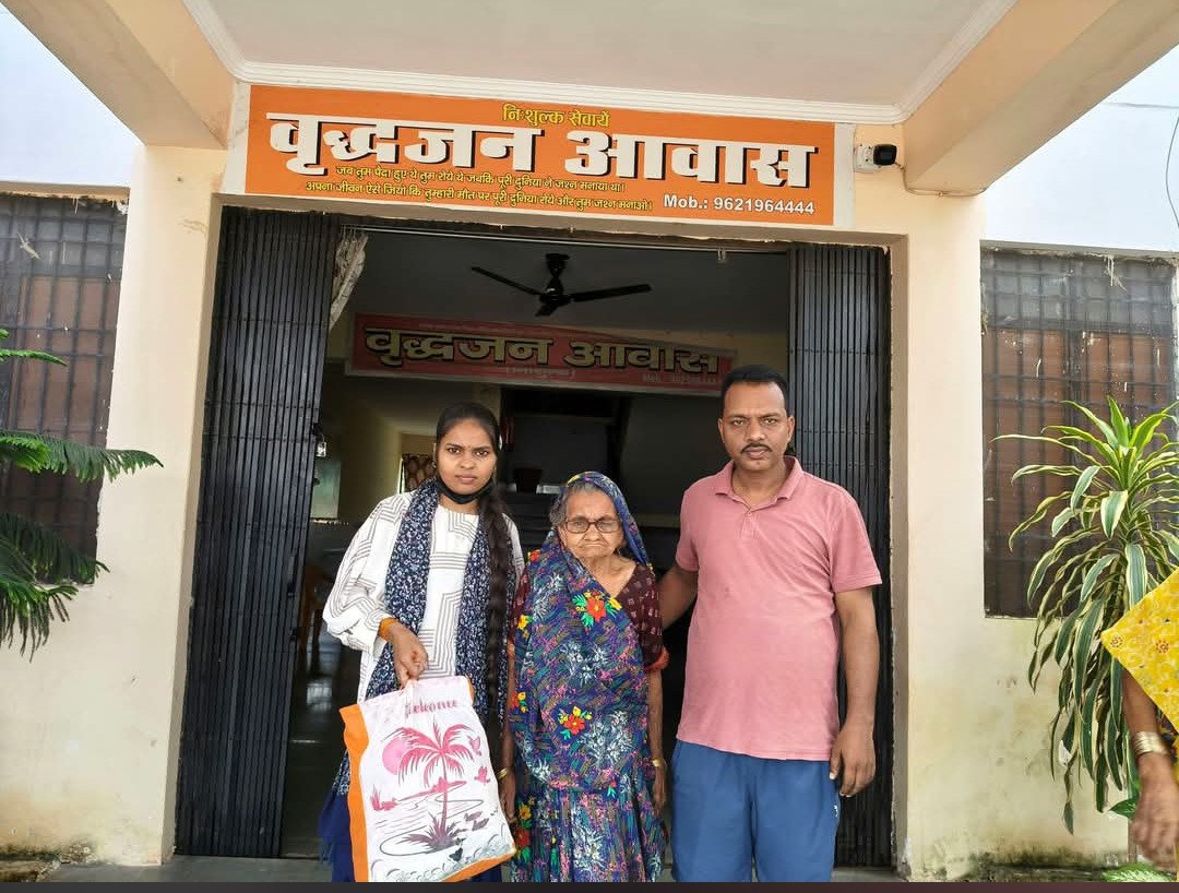 चार साल बाद अपनों की गोद में लौटीं 70 वर्षीय शिवपतिया: वृद्धाश्रम प्रबंधक आलोक राय की मानवीय पहल से हुआ भावुक मिलन