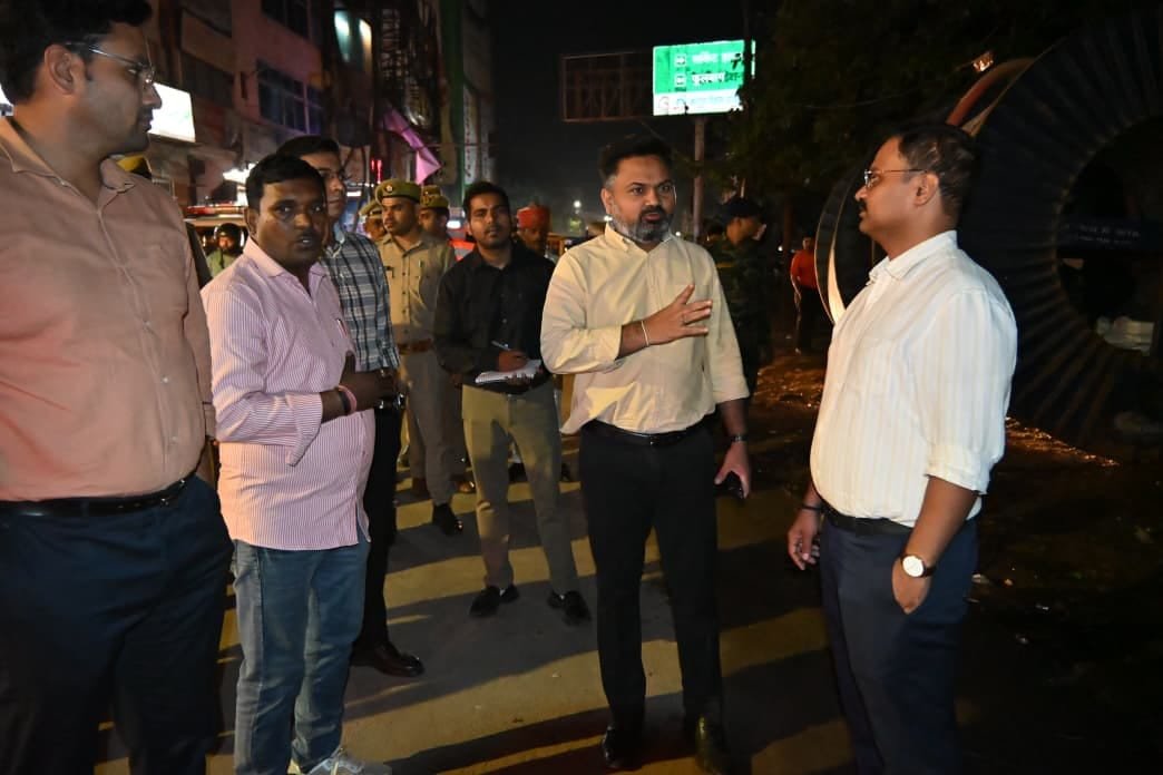 रात में ही उठे बाजारों का कूड़ा, देर रात निरीक्षण पर निकले डीएम, लापरवाही पर कार्रवाई की चेतावनी