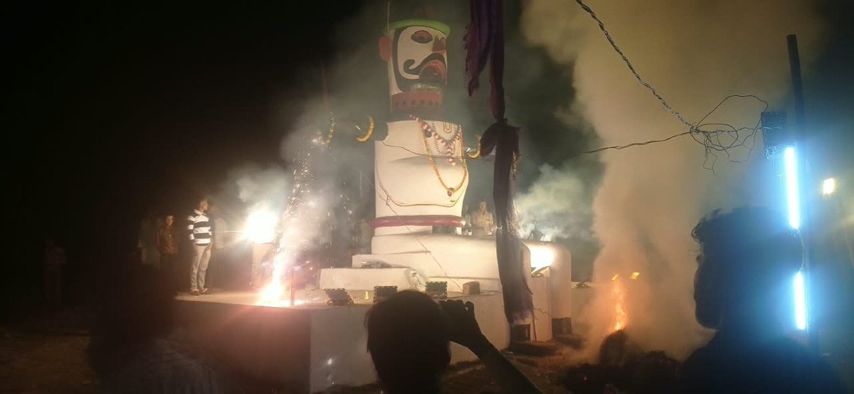 कौशाम्बी: दारानगर के ऐतिहासिक मेले में रामनवमी पर दिखा अद्भुत नजारा, हनुमान जी के लंका दहन मंचन पर उमड़े हजारों श्रद्धालु