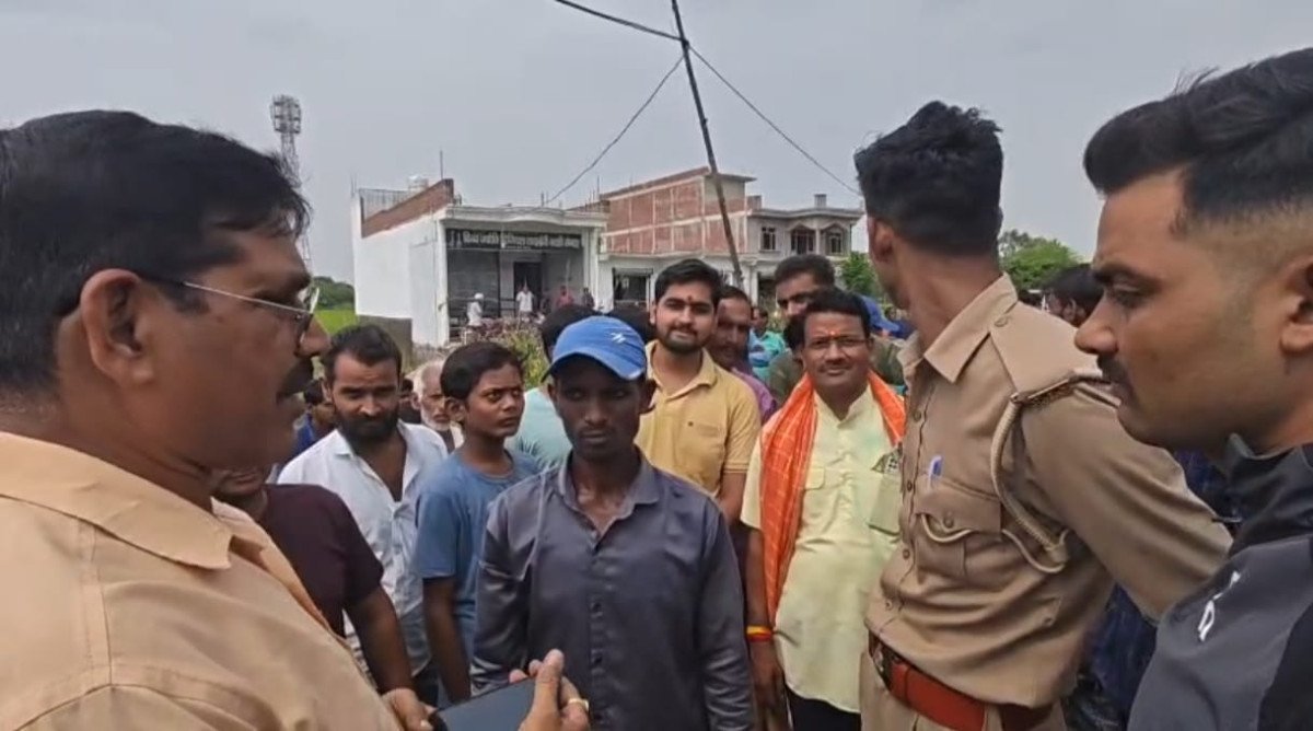 रास्ते की मांग को लेकर मोबाइल टावर पर चढ़ा युवक: 2 घंटे बाद अधिकारियों के आश्वासन पर नीचे उतरा, पुलिस ने किया हिरासत में