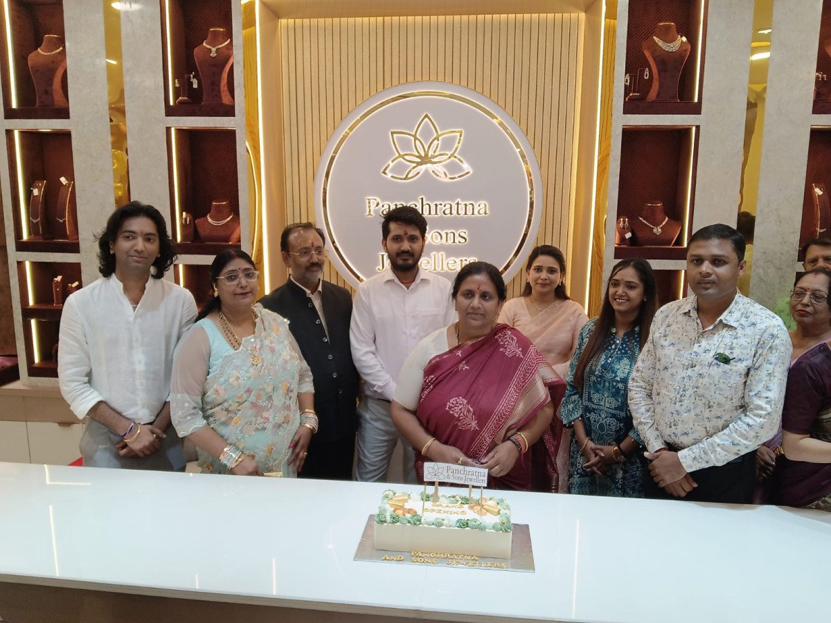 कानपुर के रावतपुर में खुला पंचरत्ना एंड संस का तीसरा भव्य शोरूम, विधायिका नीलिमा कटियार ने किया उद्घाटन