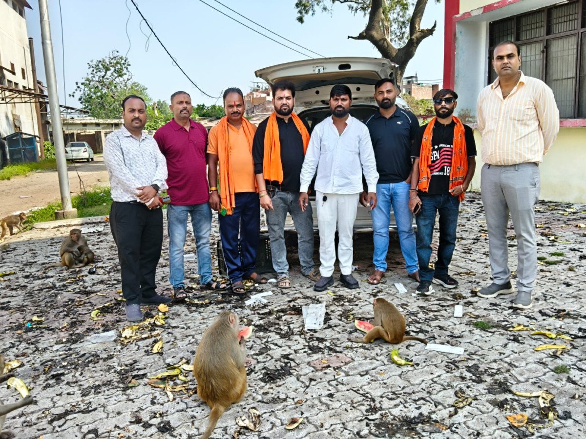 फैजुल्लागंज में बाढ़ प्रभावित बेजुबान जानवरों के लिए आगे आई टीम रवि गांधी, भोजन और राहत सामग्री पहुंचाई