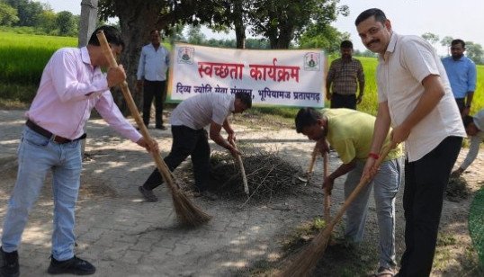 पीएम मोदी के आह्वान से मिली प्रेरणा: दिव्य ज्योति सेवा संस्थान ने कालाकांकर के बाजारों और पूजा पंडालों में चलाया स्वच्छता अभियान