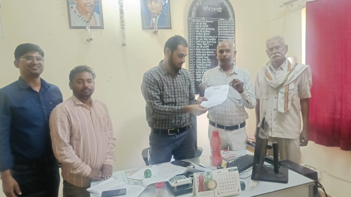 कौशांबी: समर्थ किसान पार्टी ने खाद की समस्या को लेकर सौंपा ज्ञापन, नए सहकारी भवन निर्माण की उठी मांग