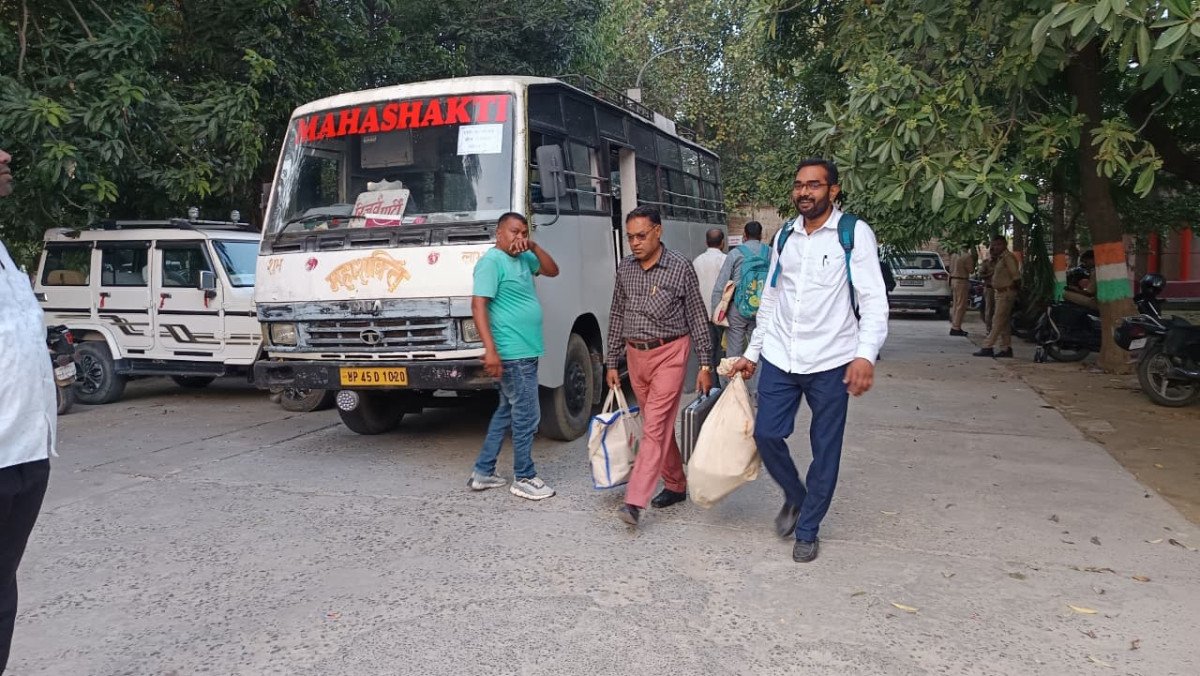गोरखपुर-फैजाबाद खंड शिक्षक निर्वाचन-2026: अम्बेडकरनगर में 9 केंद्रों पर 2,891 मतदाता करेंगे मतदान, पोलिंग पार्टियां रवाना