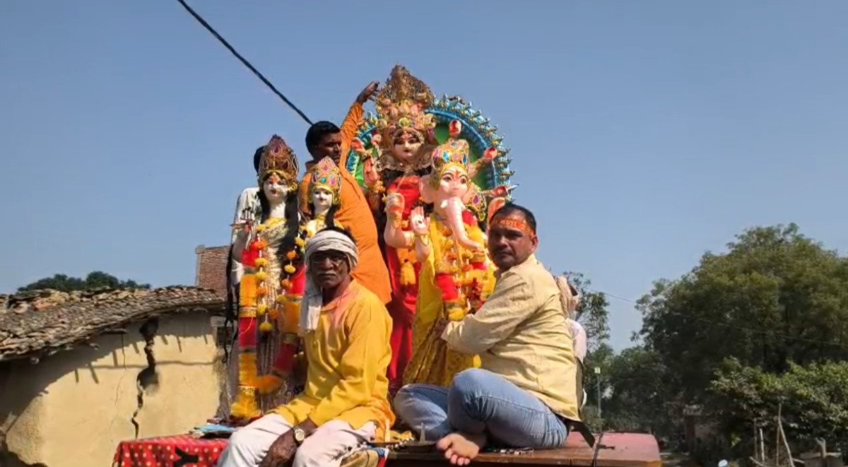 खमसरा में गंगा तट पर बने कृत्रिम सरोवर में धूमधाम से हुआ मां दुर्गा की प्रतिमाओं का विसर्जन