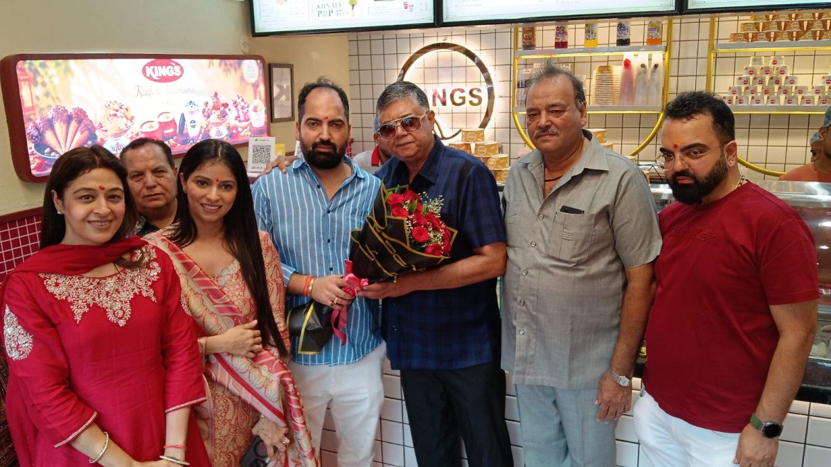 'किंग्स कुल्फी' के नए आउटलेट का शानदार आगाज, विजय कपूर ने चखा 'महाराजा आइसक्रीम' का स्वाद