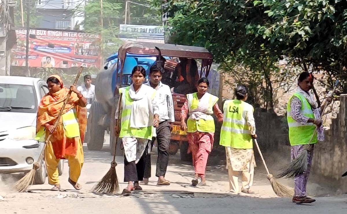 नगर निगम जोन-3 का जागरूकता अभियान: नंदपुरम में सफाई, एंटी लार्वा छिड़काव और फॉगिंग