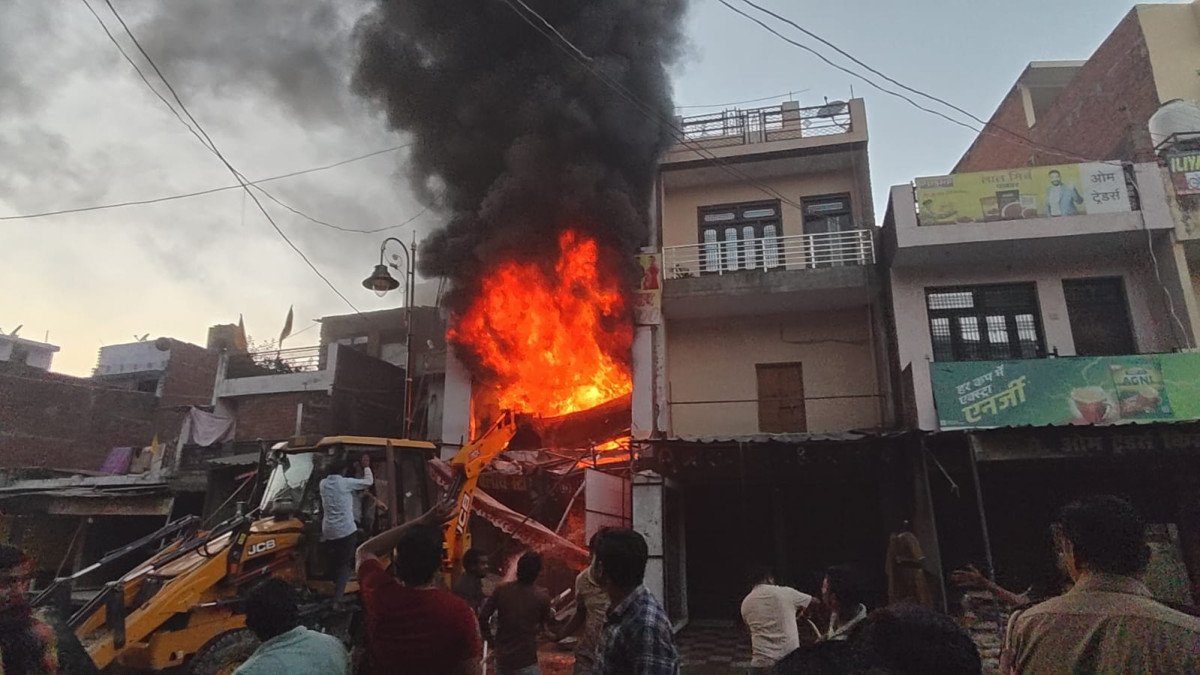 हीरागंज बाजार में शार्ट सर्किट से भीषण आग: कपड़े और ज्वैलरी की दुकान जलकर खाक, एक करोड़ का नुकसान