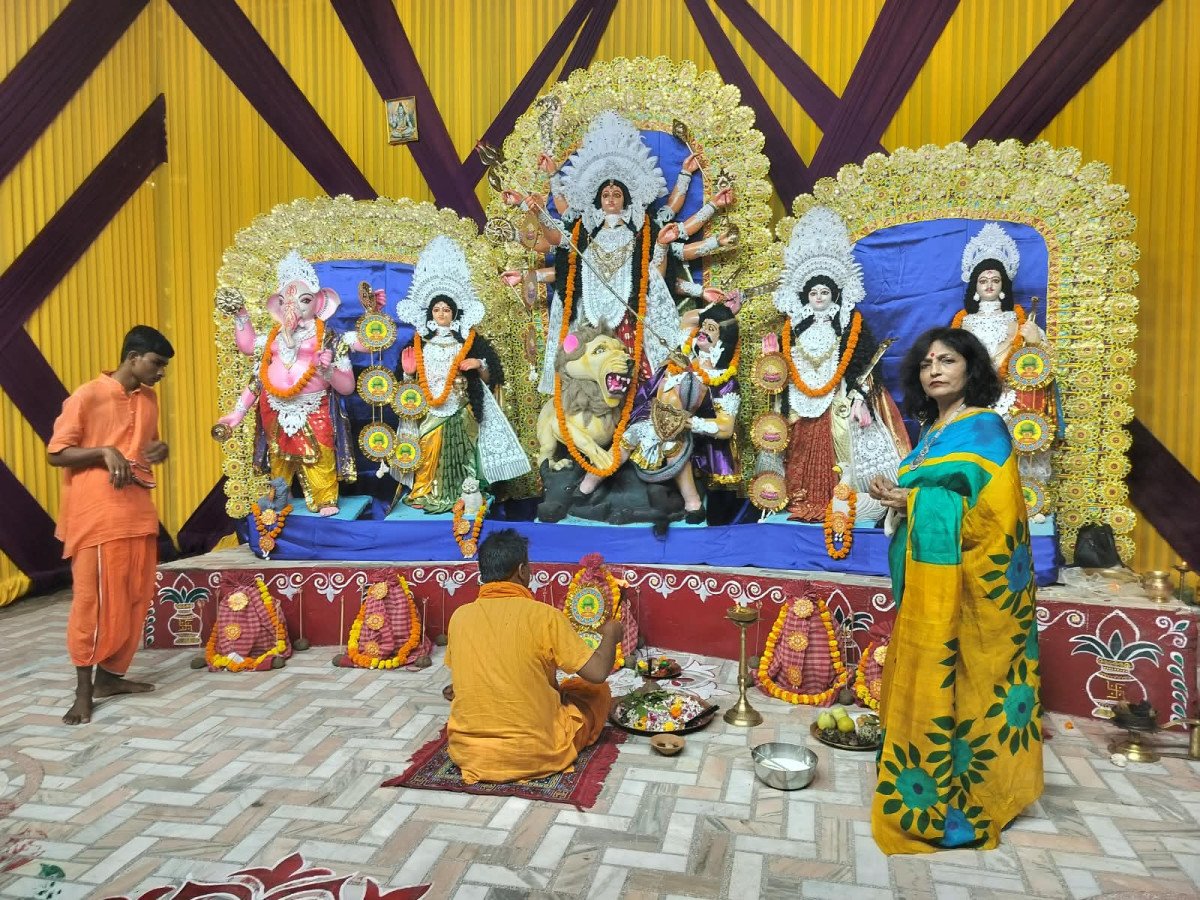 आवास विकास कॉलोनी में सजा मां दुर्गा का भव्य दरबार: सांस्कृतिक कार्यक्रमों और महाप्रसाद में उमड़ी श्रद्धालुओं की भीड़