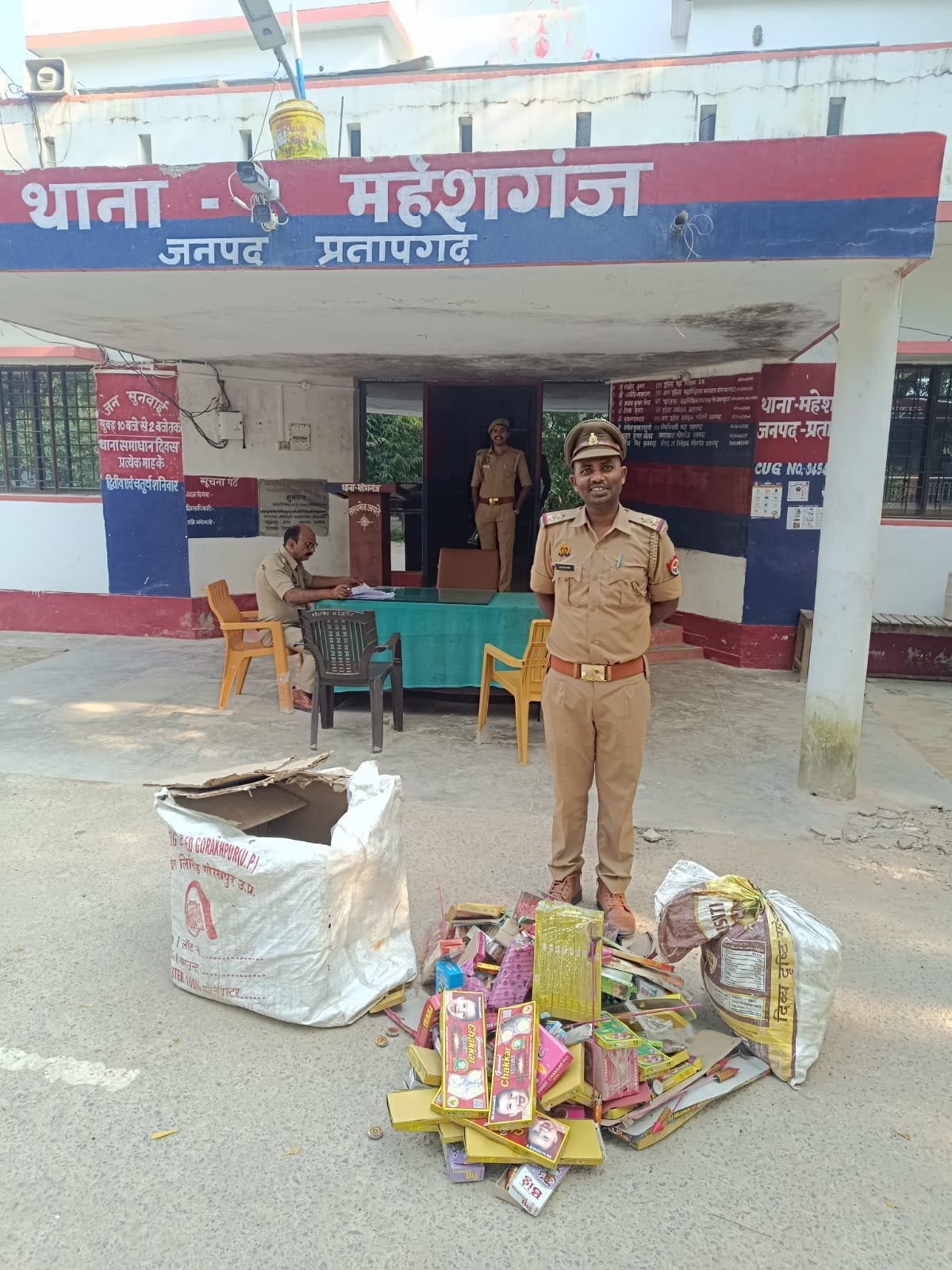 दिवाली से पहले पुलिस का एक्शन: माघी चैनगढ़ के मकान में छिपा था 28.6 किलो पटाखों का जखीरा, लक्की गिरफ्तार