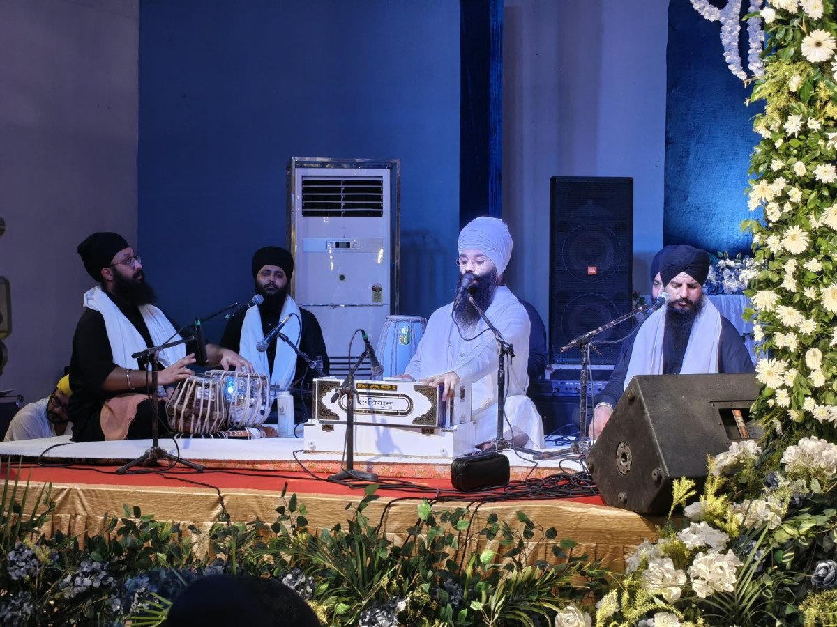 अवध कॉलेजिएट मोहान कैंपस में भव्य गुरमत एवं कीर्तन समागम, भाई हरिंदर सिंह निर्वैर खालसा जत्थे ने गुरबाणी से किया संगत को निहाल
