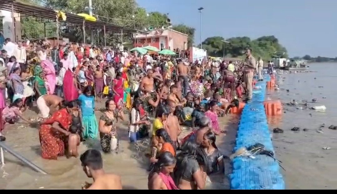 कौशाम्बी में शारदीय नवरात्र के पहले दिन कड़ा के कुबरी गंगा घाट पर उमड़ी आस्था, हजारों श्रद्धालुओं ने लगाई डुबकी