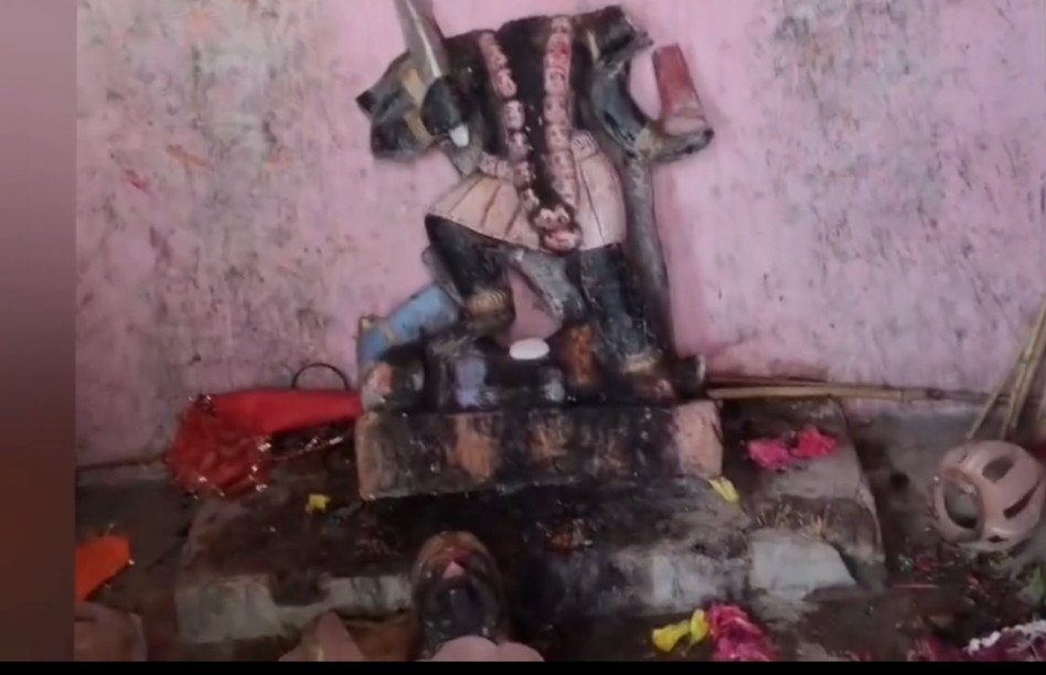 कौशाम्बी में अलवारा के काली माता मंदिर में अराजक तत्वों का दुस्साहस: मूर्तियाँ क्षतिग्रस्त, श्रद्धालुओं में भारी आक्रोश, CCTV खंगाल रही पुलिस