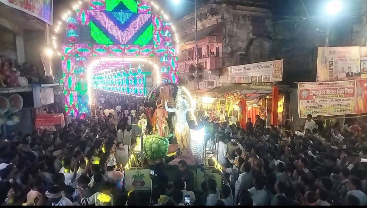 राम-लक्ष्मण के जयकारों से गूंजा मुट्ठीगंज, भव्य चौकियों ने मोहा प्रयागराज का मन