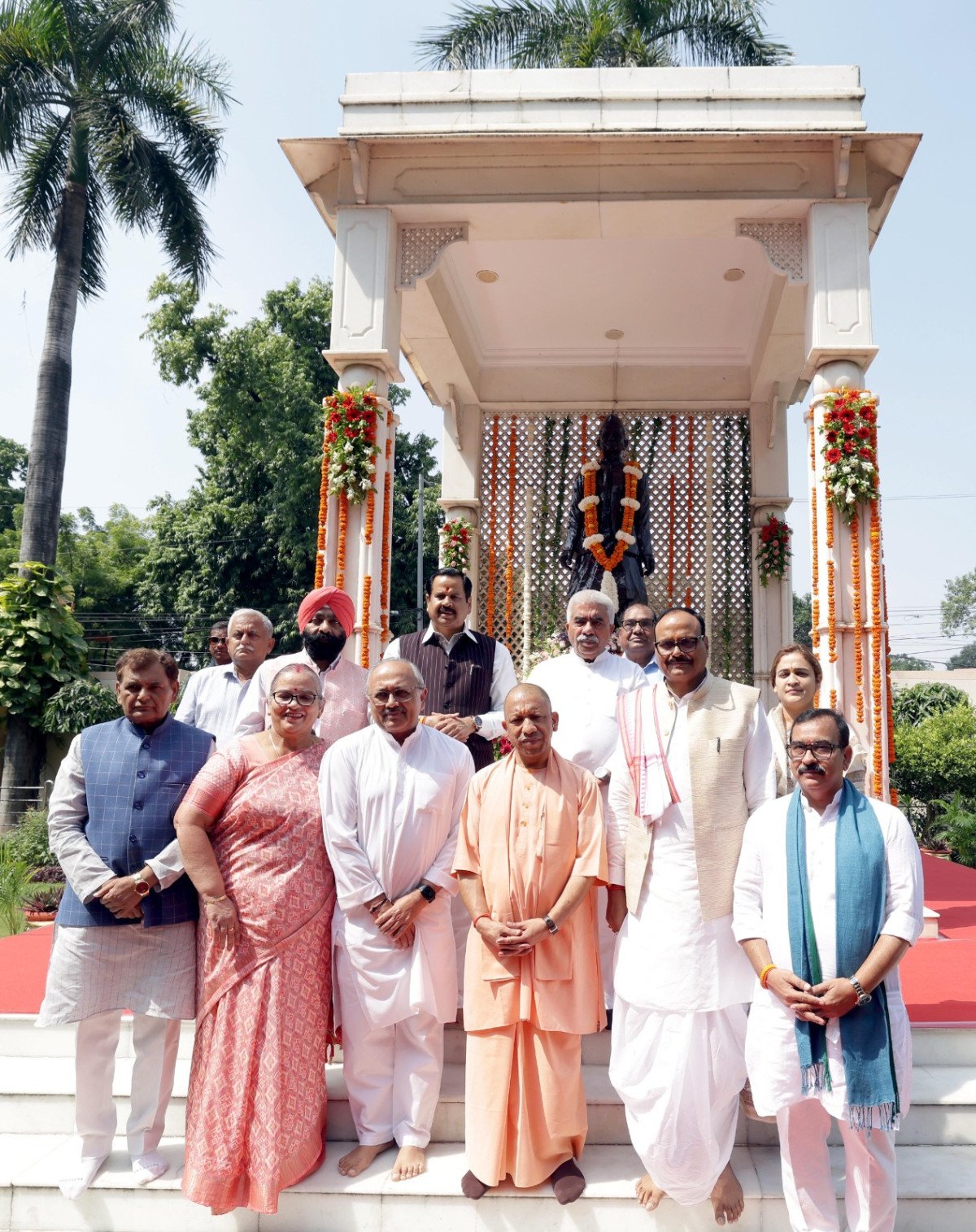 लखनऊ: मुख्यमंत्री योगी आदित्यनाथ ने लाल बहादुर शास्त्री भवन में पूर्व प्रधानमंत्री की प्रतिमा पर अर्पित की पुष्पांजलि