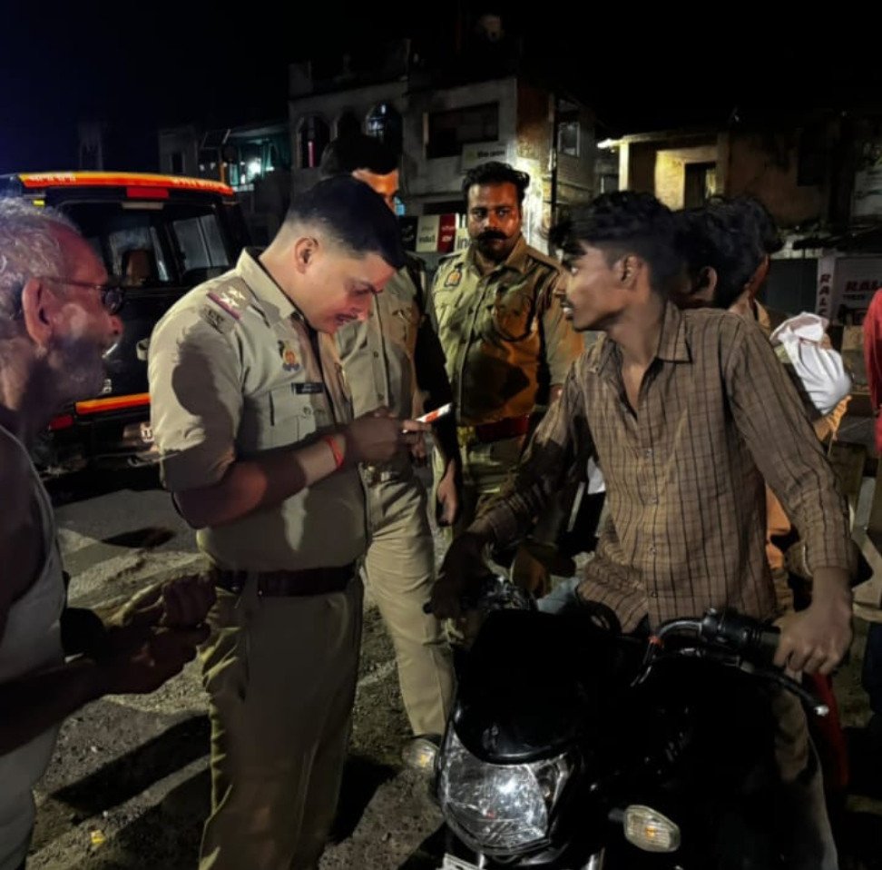 अजुहा में हेलमेट और ट्रिपल सवारी पर चला पुलिस का डंडा, हाईवे सर्विस लेन से हटा अतिक्रमण