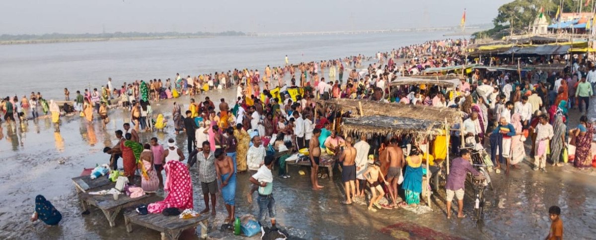 शारदीय नवरात्रि के पहले दिन गंगा घाटों पर उमड़ी श्रद्धालुओं की भारी भीड़