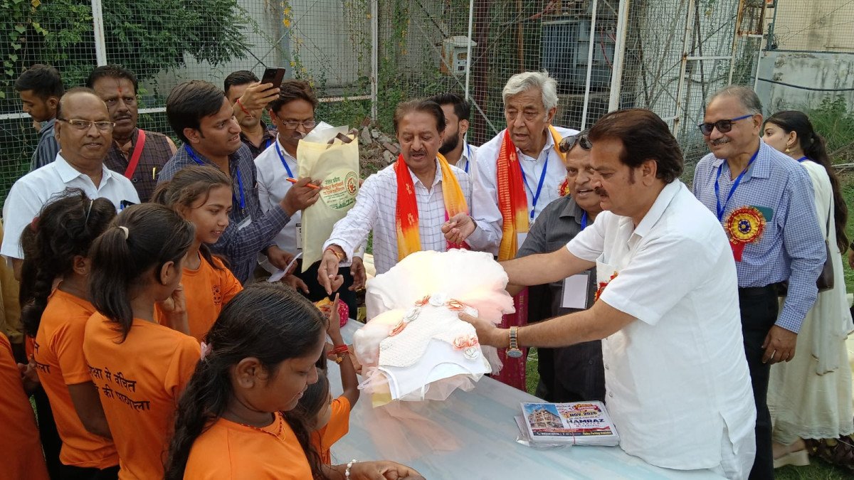 दीपावली से पहले चमकी 42 बच्चों की मुस्कान: कानपुर में बांटे गए नए पार्टी वियर कपड़े