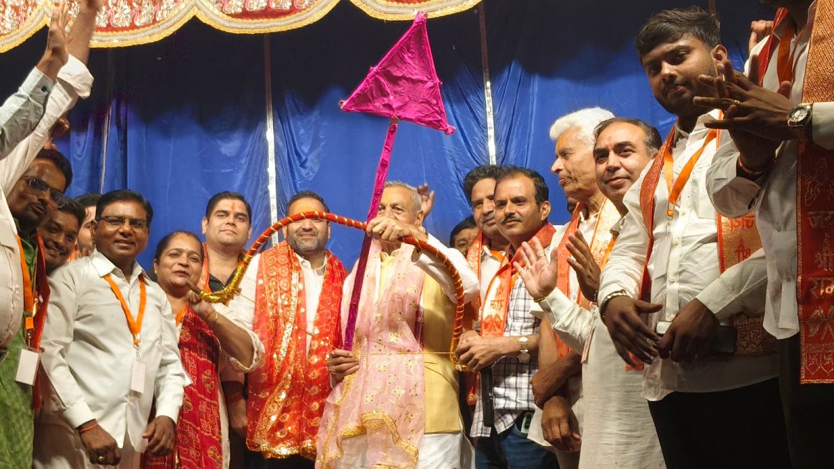 मथुरा के सदर बाजार में गूंजा "जय श्रीराम": 60 फीट का रावण जला, मंत्री लक्ष्मीनारायण चौधरी ने तीर चढ़ाकर किया रामलीला का शुभारंभ