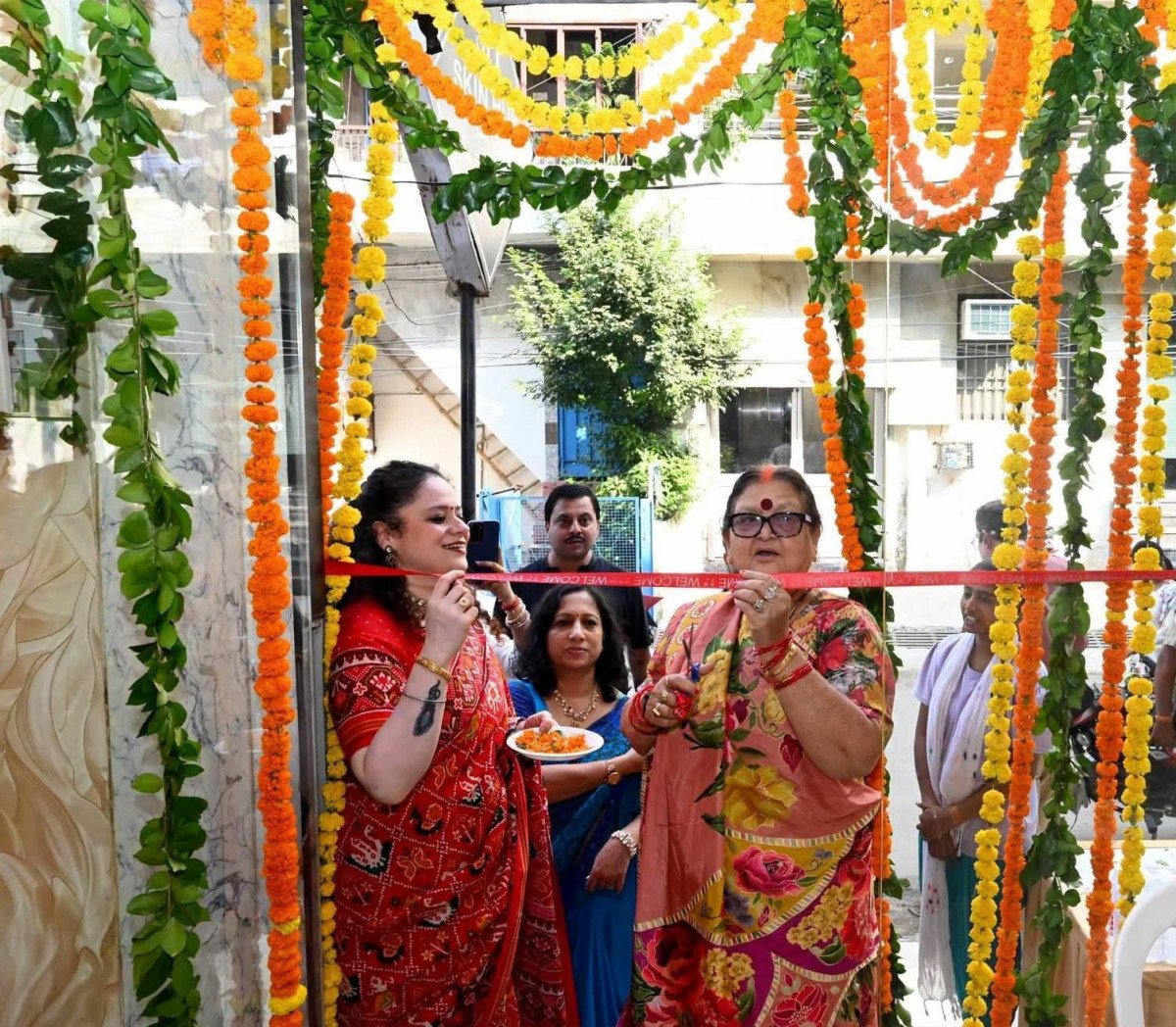 कानपुर के स्वरूप नगर में 'सहचरी एथनिक्स' के नए बुटीक का भव्य शुभारंभ, महापौर प्रमिला पांडे ने काटा फीता