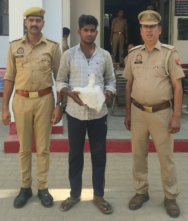 मथुरा पुलिस की अवैध शराब के खिलाफ कार्रवाई: 22 पव्वों के साथ शातिर गिरफ्तार, आबकारी अधिनियम में केस दर्ज