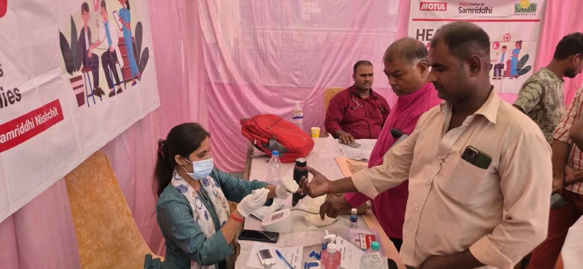मोटुल इंडिया की अनूठी पहल: अयोध्या में 'सेहत की समृद्धि' हेल्थ कैंप से संवरी ऑटो मैकेनिकों की सेहत