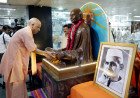 सीएम योगी, बापू को दी श्रद्धांजलि; चरखा चलाकर खादी वस्त्र खरीदे, गांधी जयंती पर लखनऊ के गांधी आश्रम पहुंचे