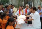 दीपावली से पहले चमकी 42 बच्चों की मुस्कान: कानपुर में बांटे गए नए पार्टी वियर कपड़े