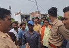 रास्ते की मांग को लेकर मोबाइल टावर पर चढ़ा युवक: 2 घंटे बाद अधिकारियों के आश्वासन पर नीचे उतरा, पुलिस ने किया हिरासत में