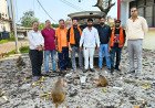 फैजुल्लागंज में बाढ़ प्रभावित बेजुबान जानवरों के लिए आगे आई टीम रवि गांधी, भोजन और राहत सामग्री पहुंचाई