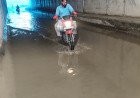 जलालपुर बोरियो में रेलवे ब्रिज के नीचे भरा पानी, स्कूली बच्चों और ग्रामीणों की बढ़ी मुश्किल; समाधान के इंतजार में लोग