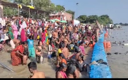 कौशाम्बी में शारदीय नवरात्र के पहले दिन कड़ा के कुबरी गंगा घाट पर उमड़ी आस्था, हजारों श्रद्धालुओं ने लगाई डुबकी