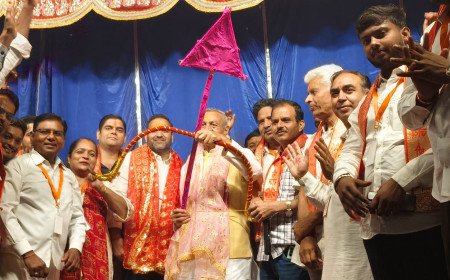 मथुरा के सदर बाजार में गूंजा "जय श्रीराम": 60 फीट का रावण जला, मंत्री लक्ष्मीनारायण चौधरी ने तीर चढ़ाकर किया रामलीला का शुभारंभ