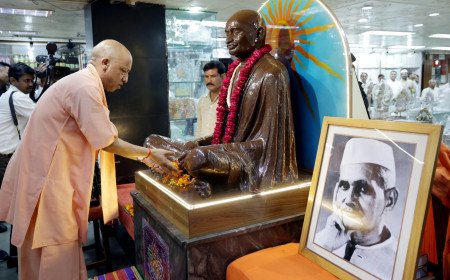 सीएम योगी, बापू को दी श्रद्धांजलि; चरखा चलाकर खादी वस्त्र खरीदे, गांधी जयंती पर लखनऊ के गांधी आश्रम पहुंचे