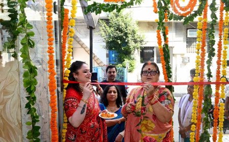 कानपुर के स्वरूप नगर में 'सहचरी एथनिक्स' के नए बुटीक का भव्य शुभारंभ, महापौर प्रमिला पांडे ने काटा फीता
