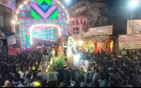 राम-लक्ष्मण के जयकारों से गूंजा मुट्ठीगंज, भव्य चौकियों ने मोहा प्रयागराज का मन