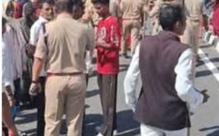 कौशाम्बी में रेल पटरी पर मिला राजू का शव, 15 हजार के विवाद में हत्या का आरोप; परिजनों ने रामवन गमन मार्ग पर किया चक्का जाम