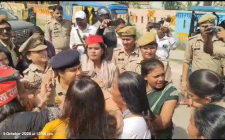 मंझनपुर चौराहे पर फूंका मुख्य चुनाव आयुक्त का पुतला, पुलिस-कार्यकर्ताओं में तीखी झड़प