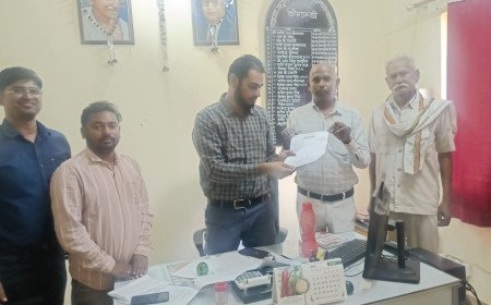 कौशांबी: समर्थ किसान पार्टी ने खाद की समस्या को लेकर सौंपा ज्ञापन, नए सहकारी भवन निर्माण की उठी मांग