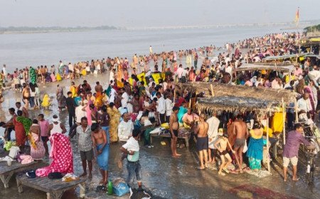 शारदीय नवरात्रि के पहले दिन गंगा घाटों पर उमड़ी श्रद्धालुओं की भारी भीड़