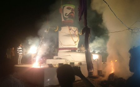 कौशाम्बी: दारानगर के ऐतिहासिक मेले में रामनवमी पर दिखा अद्भुत नजारा, हनुमान जी के लंका दहन मंचन पर उमड़े हजारों श्रद्धालु