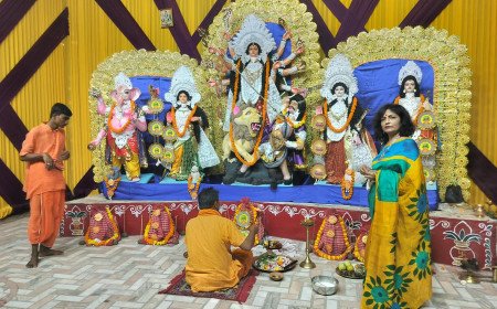 आवास विकास कॉलोनी में सजा मां दुर्गा का भव्य दरबार: सांस्कृतिक कार्यक्रमों और महाप्रसाद में उमड़ी श्रद्धालुओं की भीड़